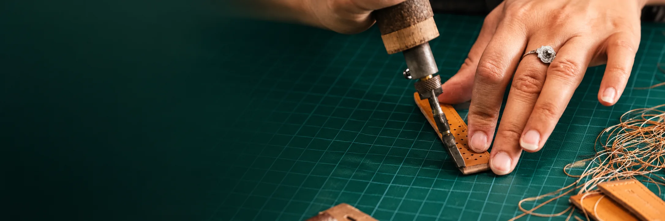 Fabrication artisanale d'un bracelet de montre en cuir
